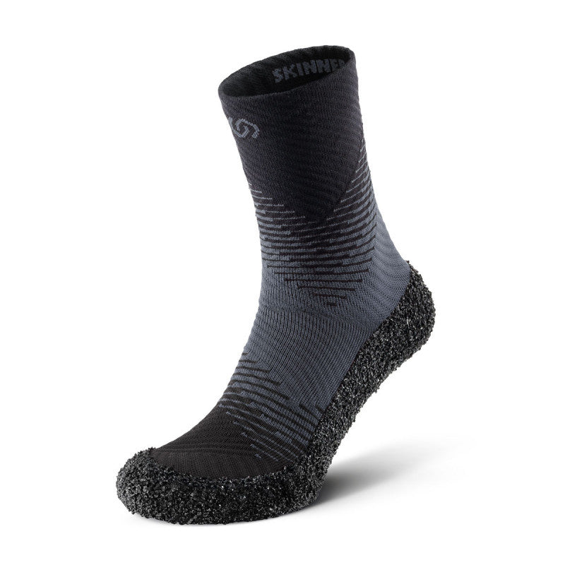 Barfußschuh in Sockenform mit breiter Zehenbox und strukturierter, flexibler Sohle, schräge Vorderansicht
