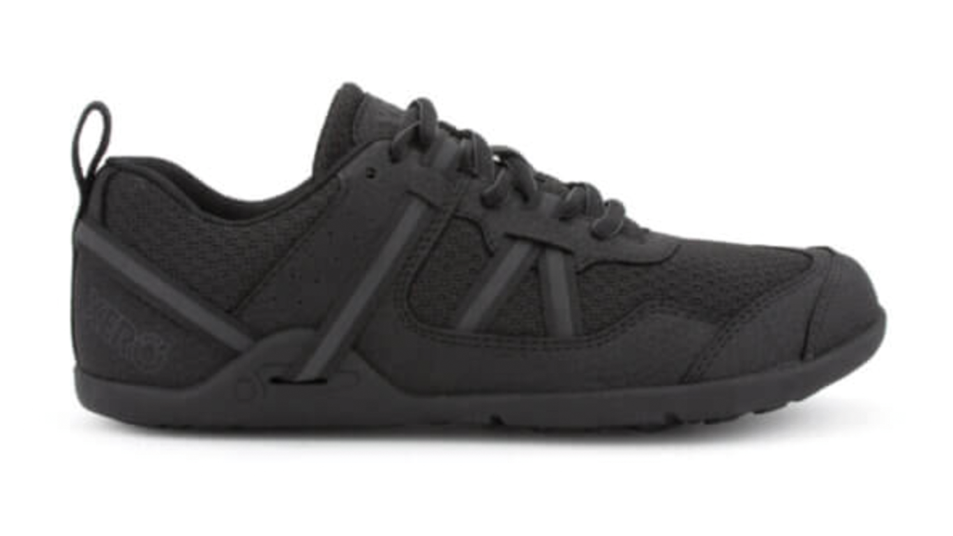 Barfußturnschuh für Kinder als einzelner Schuh, breite Zehenbox, geschlossene Zehen, geschlossener Fersenbereich, Schnürung, Seitenansicht außen.