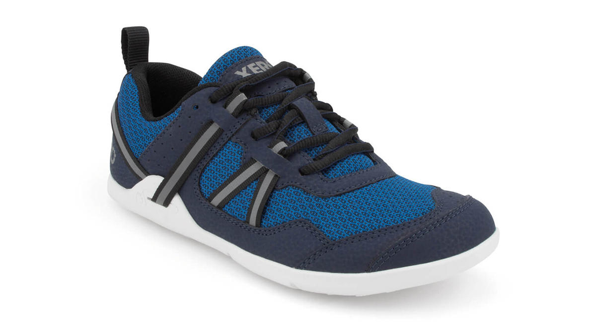 Barfußturnschuh für Kinder als einzelner Schuh, geschlossene Zehen, geschlossener Fersenbereich, schräge Vorderansicht.