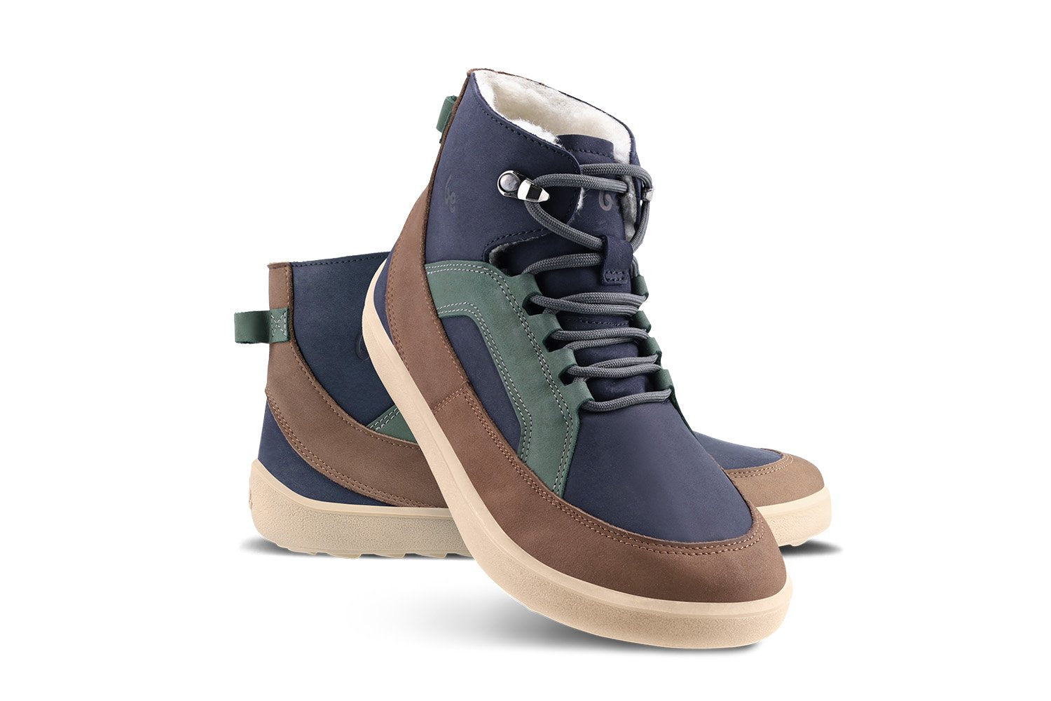 Barfußwinterstiefel für Erwachsene als Paar mit breiter Zehenbox, Schnürung und knöchelhohem Schaft, schräge Vorderansicht.