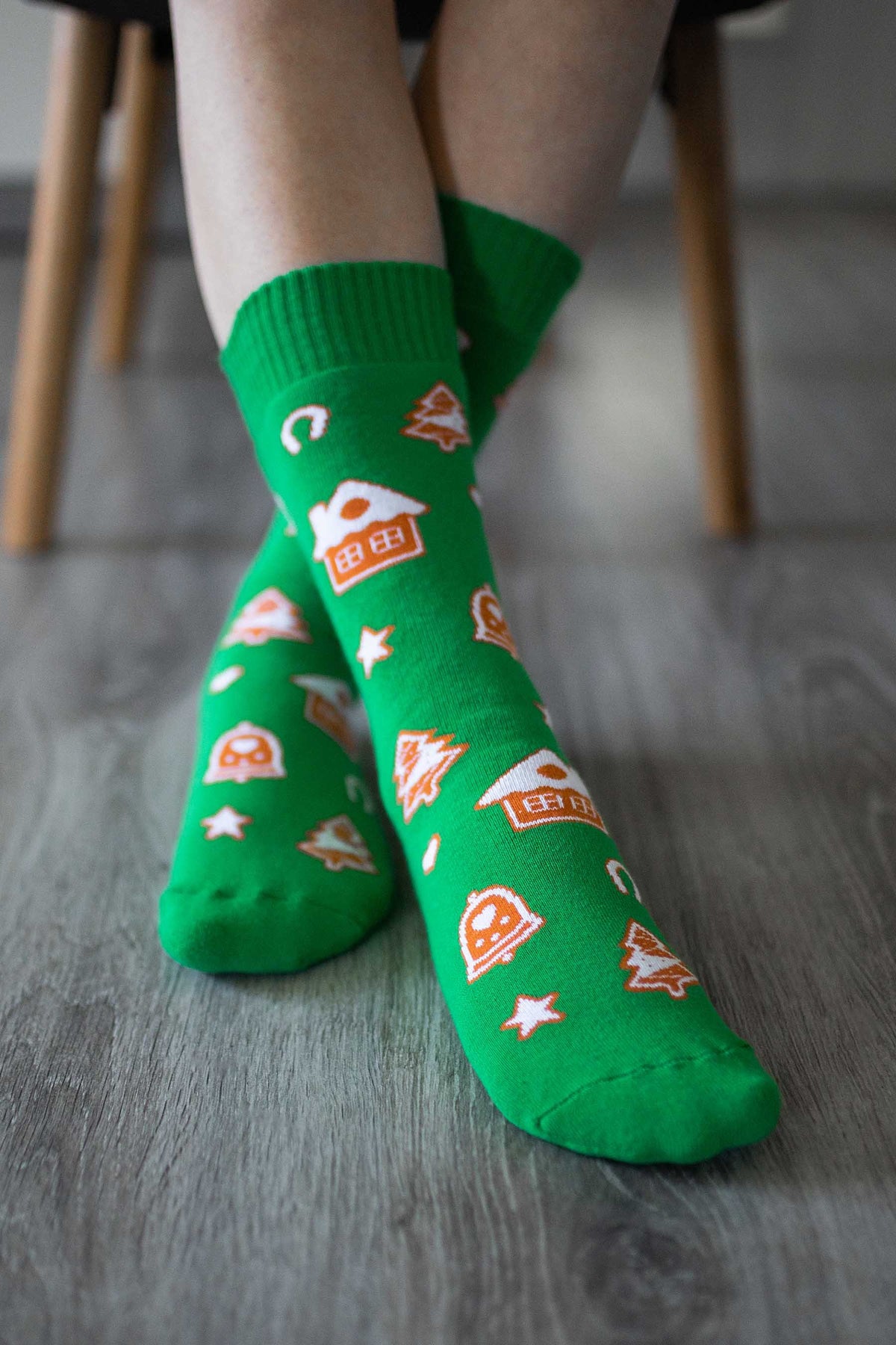 Barfußsocken für Kinder am Fuß getragen, hoher Schaft, geschlossener Zehenbereich, geschlossener Fersenbereich, Seitenansicht außen