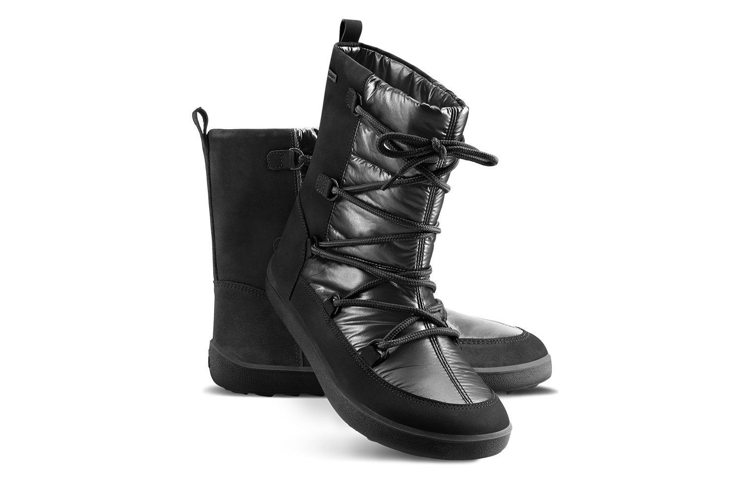 Barfußwinterstiefel für Erwachsene als Paar mit breiter Zehenbox und Schnürung, schräge Vorderansicht.