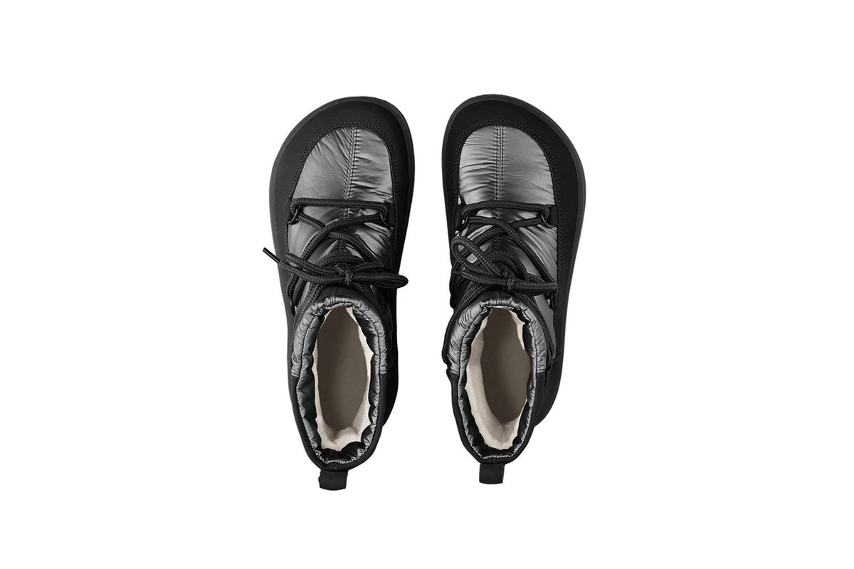 Barfußwinterstiefel für Erwachsene als Paar mit Schnürung, knöchelhohem Schaft und geschlossener Ferse, Draufsicht.