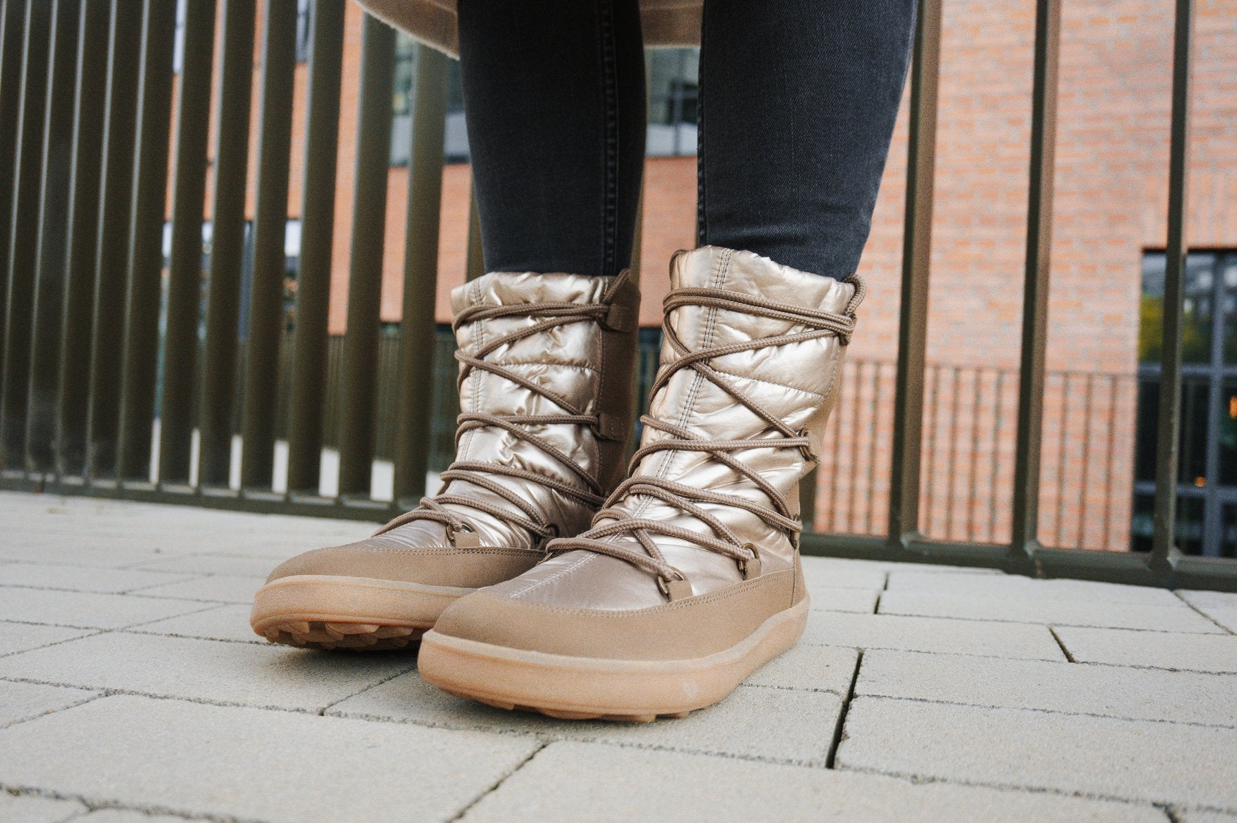 Barfußwinterstiefel für Erwachsene am Fuß getragen mit Schnürung und knöchelhohem Schaft, schräge Vorderansicht.