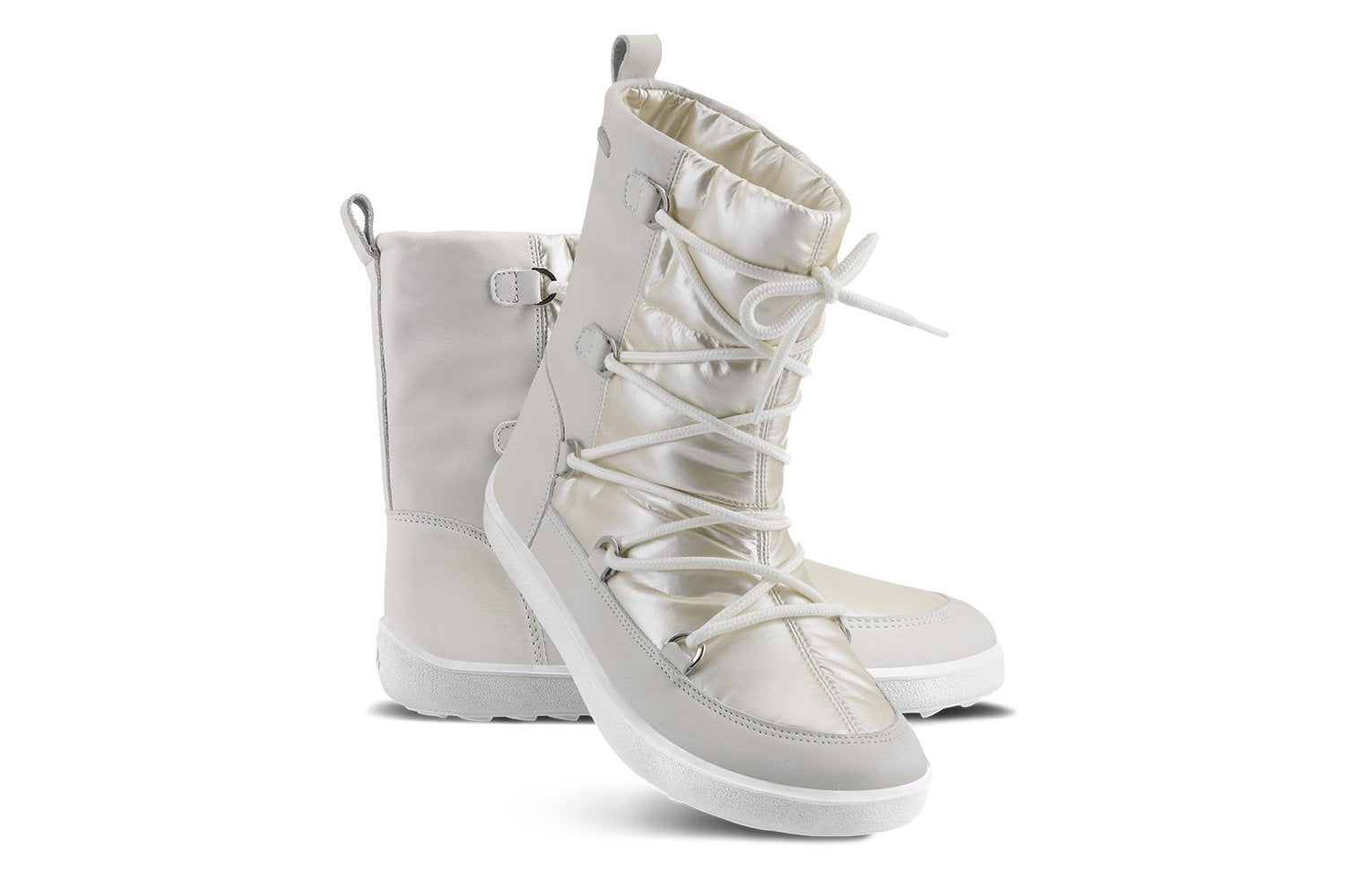 Barfußwinterstiefel für Erwachsene als Paar mit breiter Zehenbox und Schnürung, schräge Vorderansicht.