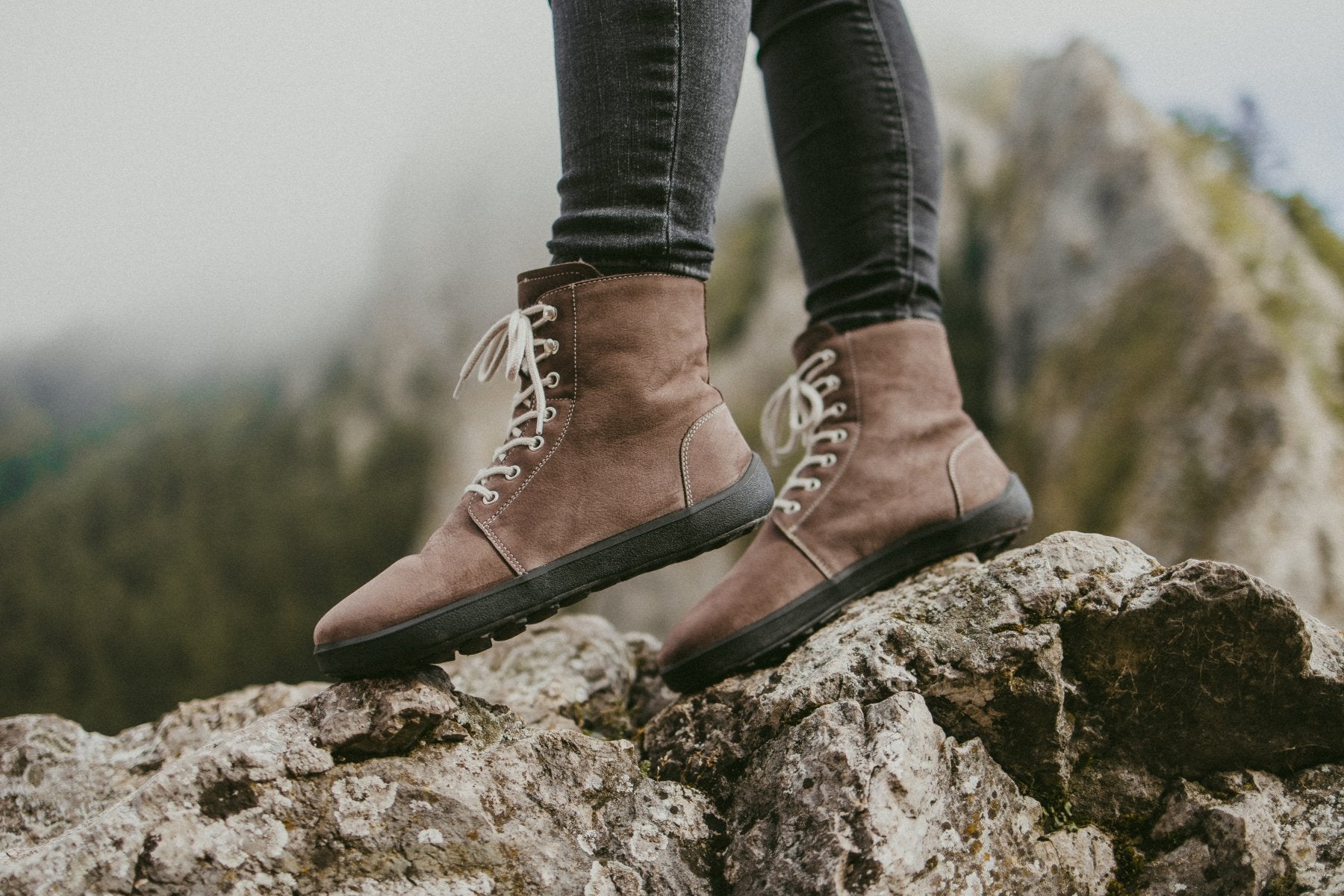 Barfußwinterschuh für Erwachsene am Fuß getragen, knöchelhoch, Schnürung, geschlossene Zehen, geschlossene Ferse, Seitenansicht außen