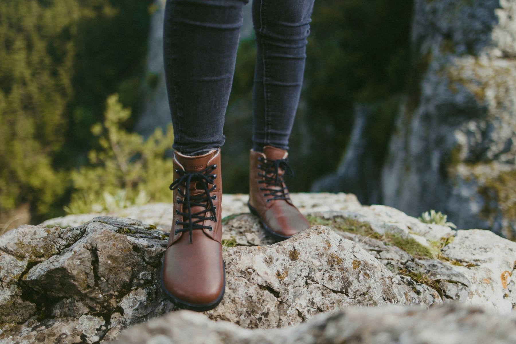 Barfußwinterschuh für Erwachsene am Fuß getragen, knöchelhoch, Schnürung, geschlossene Zehen, geschlossene Ferse